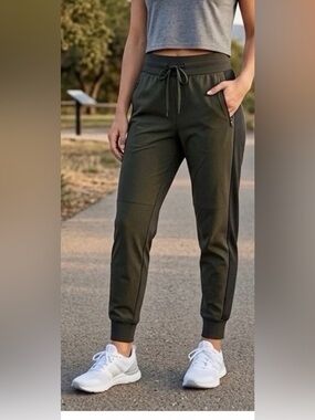 ATHLETA  Headlands Hybrid Trek Jogger Size 6 olive green EUC